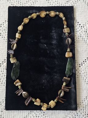 HANDMADE BEADED NECKLACE | Citrine Jade Wood Pendant Earthy Boho Statement
Stunn